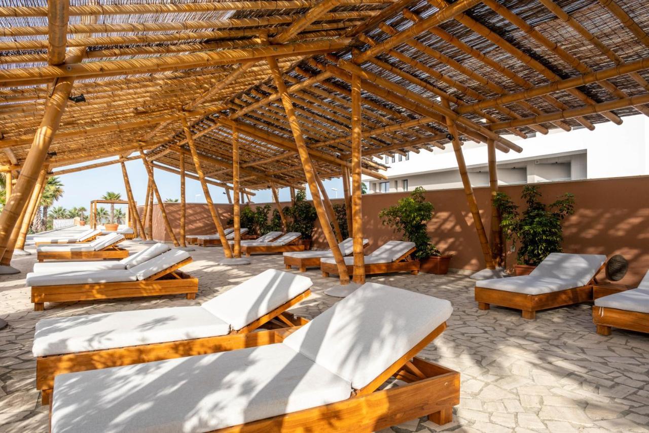 Zahara Beach & Spa By Qhotels - Adults Recommended Захара де лос Атунес Екстериор снимка The beach at the hotel