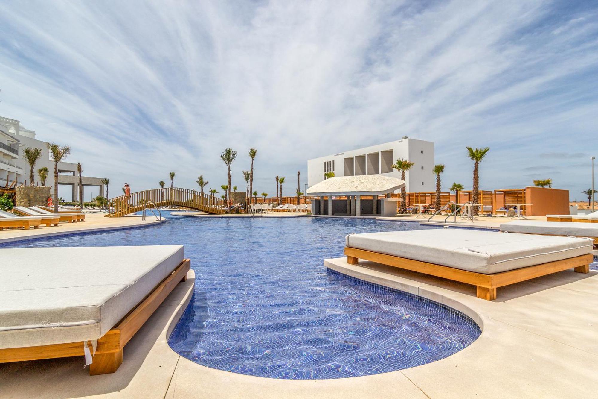Zahara Beach & Spa By Qhotels - Adults Recommended Захара де лос Атунес Екстериор снимка The swimming pool at the hotel