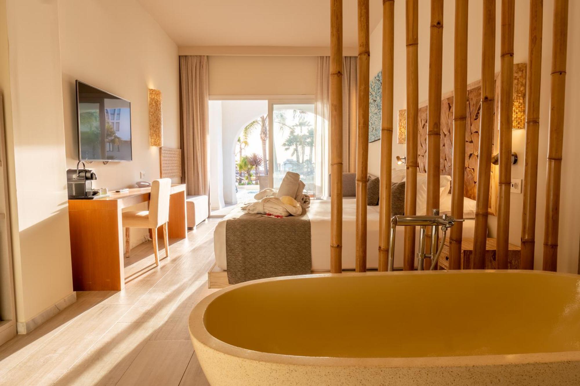 Zahara Beach & Spa By Qhotels - Adults Recommended Захара де лос Атунес Екстериор снимка Deluxe Room