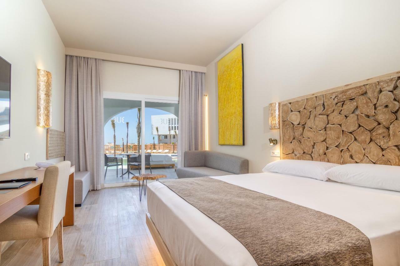 Zahara Beach & Spa By Qhotels - Adults Recommended Захара де лос Атунес Екстериор снимка A room at the hotel