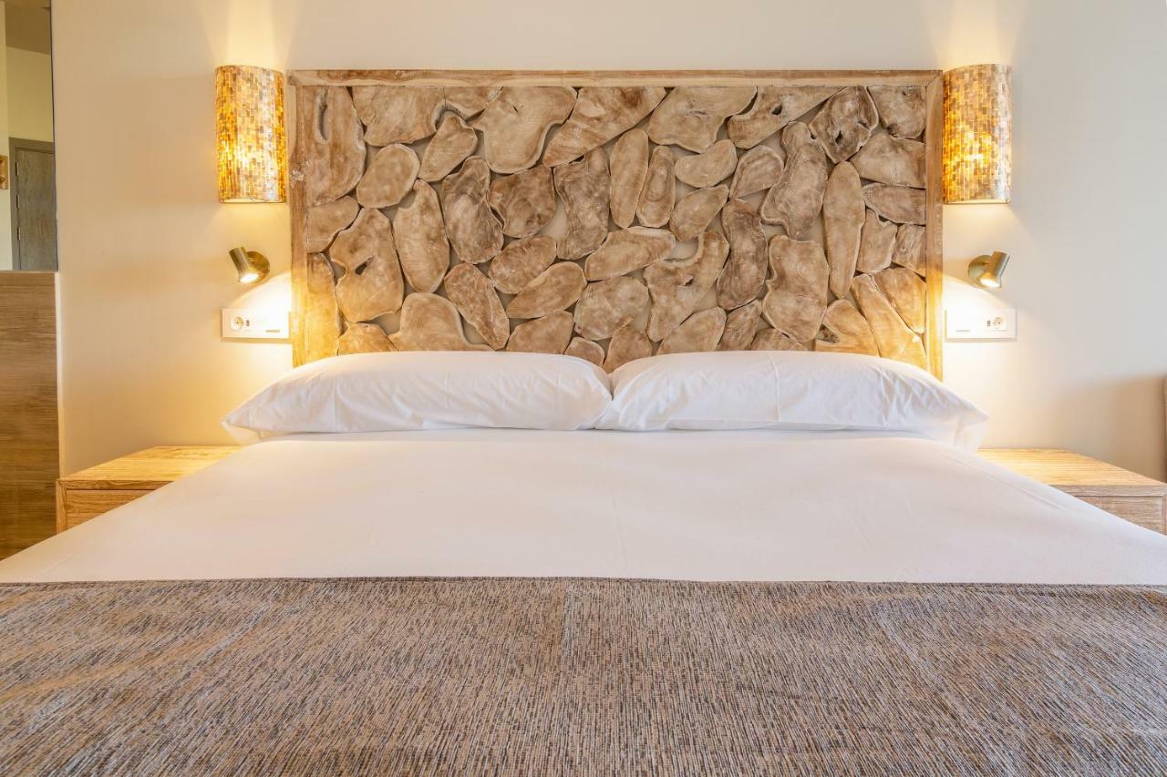 Zahara Beach & Spa By Qhotels - Adults Recommended Захара де лос Атунес Екстериор снимка A bed with a headboard