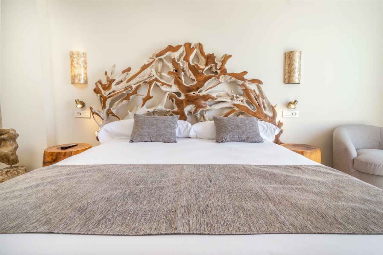 Zahara Beach & Spa By Qhotels - Adults Recommended Захара де лос Атунес Екстериор снимка A bed with a wooden headboard